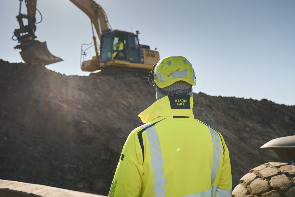 Warnschutzkleidung mit Firmenlogo – hochwertige Workwear von Handelslöwen